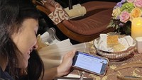 Sayangnya, saat itu menantu Joko Widodo harus les untuk persiapan CFA.  Untungnya ada suguhan kue manis yang menemani Erina untuk melakukan Zoom meeting. Foto: Instagram @erinagudono
