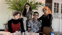 Sebelum menikah dengan Kaesang, alumni Universitas Gadjah Mada ini juga kerap membagikan momen makan bersama keluarga. Ia berfoto bersama keluarganya di restoran bergaya Jawa. Foto: Instagram @erinagudono