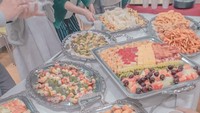 Ada lagi momen wanita berusia 28 tahun itu menikmati aneka makanan ketika dirinya melaksanakan ‘Summer School’ di Showa Womens University. Hidangan yang disiapkan mulai dari sushi, salad, dan aneka buah. Foto: Instagram @erinagudono