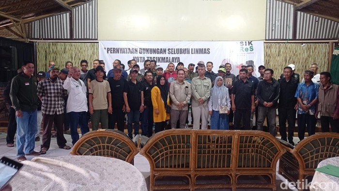 Forum Linmas Kota Tasikmalaya saat menyatakan dukungan untuk paslon Nurhayati-Muslim.