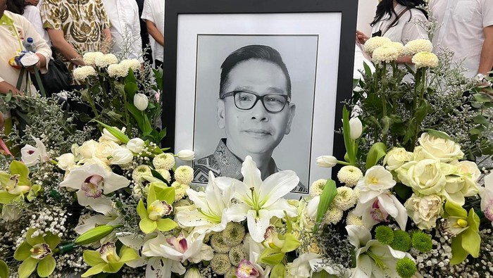 Foto Benny Laos di rumah duka