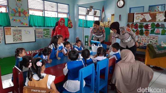 Foto makan sehat bersama di SDN 1 Sukapura.
