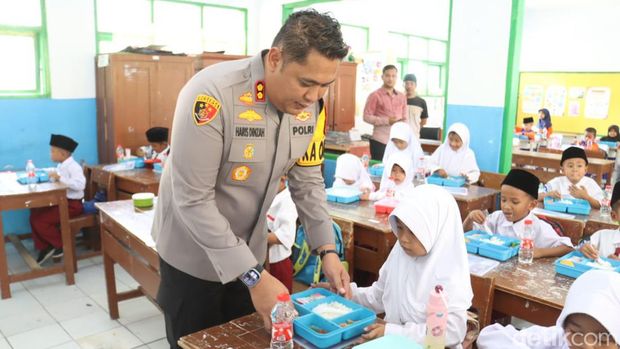 Foto makan sehat bersama di SDN 1 Sukapura.