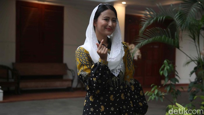 Gaya Dyah Roro-Isyana Saat Temui Prabowo Politikus Golkar Dyah Roro Esti dan Politisi PSI Isyana Bagoes Oka dipanggil Prabowo Subianto ke Kertanegara, Jakarta. Begini momennya.