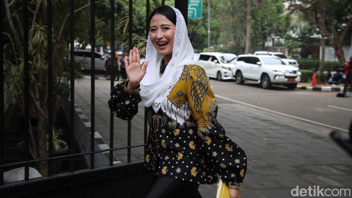 Gaya Dyah Roro-Isyana Saat Temui Prabowo Politikus Golkar Dyah Roro Esti dan Politisi PSI Isyana Bagoes Oka dipanggil Prabowo Subianto ke Kertanegara, Jakarta. Begini momennya.