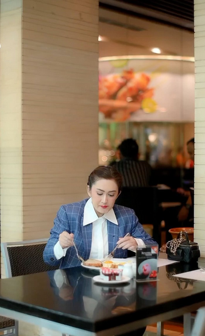 Gaya Kulineran Nafa Urbach Saat Makan Tempe Kemul hingga Cireng Gaya Kulineran Nafa Urbach Saat Makan Tempe Kemul hingga Cireng