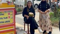 Blusukan ke Wonosobo, Nafa Urbach sempatkan diri untuk jajan cireng hingga es kelapa yang menarik perhatian. Foto: Instagram @nafaurbach