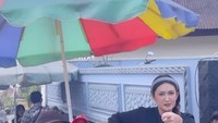 Kalau ini keseruan Nafa Urbach saat jajan bakso gerobakan sambil berkampanye. Foto: Instagram @nafaurbach