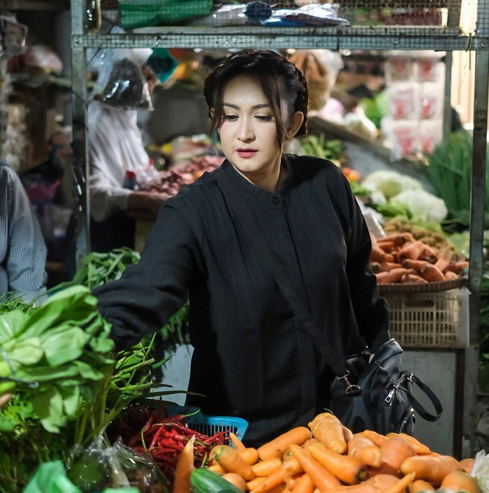 Gaya Kulineran Nafa Urbach Saat Makan Tempe Kemul hingga Cireng