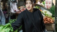 Tak gengsi belanja di pasar tradisional, Nafa tampak serius saat memilih sayuran dari cabe merah hingga wortel. Foto: Instagram @nafaurbach