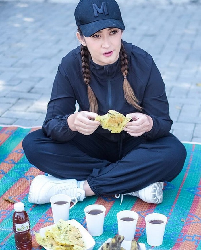 Gaya Kulineran Nafa Urbach Saat Makan Tempe Kemul hingga Cireng Gaya Kulineran Nafa Urbach Saat Makan Tempe Kemul hingga Cireng