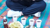Terakhir ini potret Nafa saat sedang ngemil makanan favoritnya yaitu tempe kemul dengan teh tradisional yang hangat.  Foto: Instagram @nafaurbach