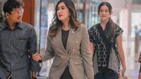 Penampilan Nafa Urbach saat jadi anggota DPR menarik perhatian, ditambah dengan kehadiran sang putri yaitu Mikhaela Lee yang disebut sebagai bodyguardnya. Foto: Instagram @nafaurbach