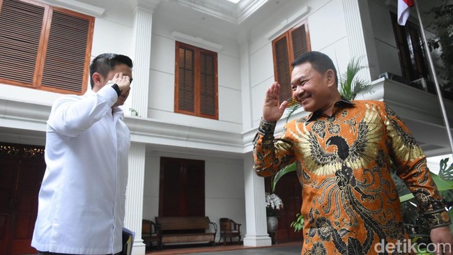 Gaya Mayor Teddy Sambut Calon Menteri-Wamen di Kertanegara Gaya Mayor Teddy Sambut Calon Menteri-Wamen di Kertanegara