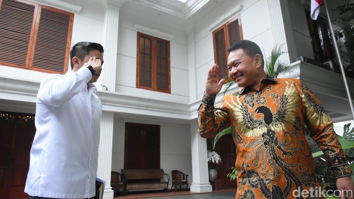 Gaya Mayor Teddy Sambut Calon Menteri-Wamen di Kertanegara Mayor Teddy menyambut sejumlah calon menteri dan wamen kabinet Prabowo Subianto, di Kertanegara, Jakarta, Selasa (15/10/2024).