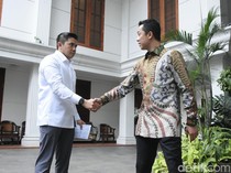 Gaya Mayor Teddy Sambut Calon Menteri-Wamen Kabinet Prabowo di Kertanegara