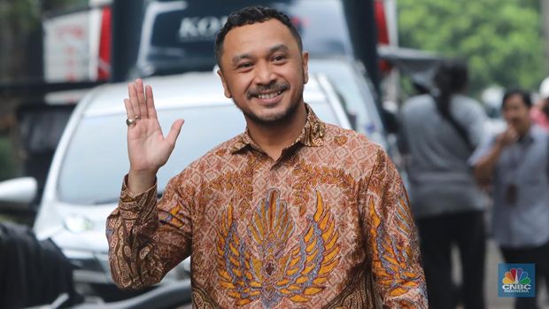 Giring Ganesha Djumaryo tiba di Jalan Kertanegara, Jakarta, Selasa (15/10/2024). (CNBC Indonesia/Faisal Rahman)