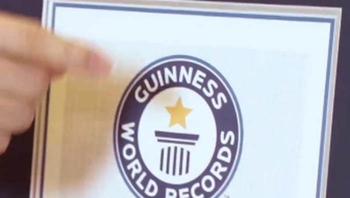 Uncle Roger raih rekor dunia masak nasi goreng dari Guinness World Records