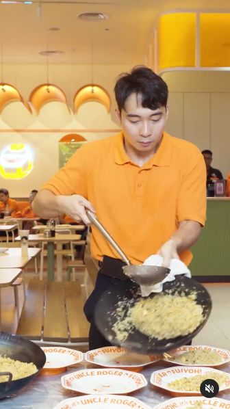 Uncle Roger raih rekor dunia masak nasi goreng dari Guinness World Records