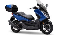 Perubahan paling kentara dari Honda Forza 125 baru terdapat di bagian panel instrumen yang sudah menggunakan layar TFT lima inch penuh warna. Layar tersebut bisa dihubungkan ke ponsel pintar pengendara melalui teknologi canggi bernama Honda RoadSync. Foto: Doc. Honda UK.