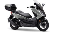 Honda Forza 125 model 2025 masih menggunakan mesin Smart Power+ bersilinder tunggal dengan kapasitas 125cc. Pembekalan tersebut membuat kendaraan mampu menghasilkan tenaga 10,7 kw dan torsi 12,3 Nm. Foto: Doc. Honda UK.