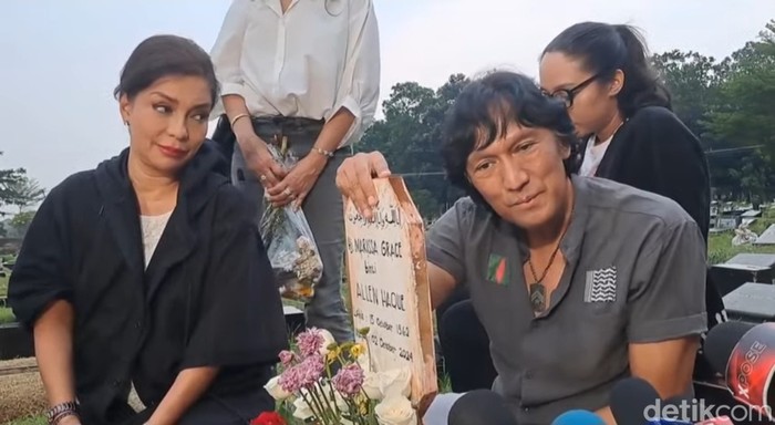 Ikang Fawzi nyekar ke makam Marissa Haque Ikang Fawzi nyekar ke makam Marissa Haque