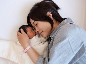 Mengapa Orang Dewasa Dilarang Mencium Bayi? Ini Penjelasan Sains