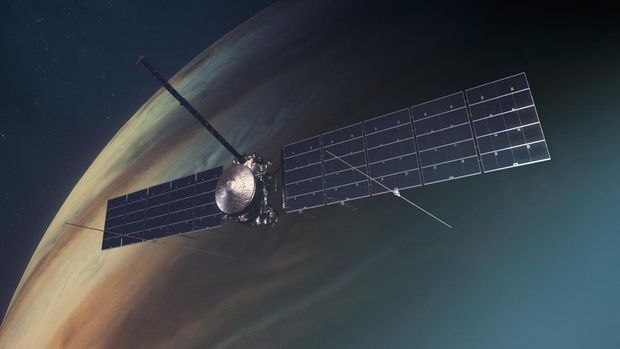 Ilustrasi misi Europa Clipper saat mengorbit di tujuannya