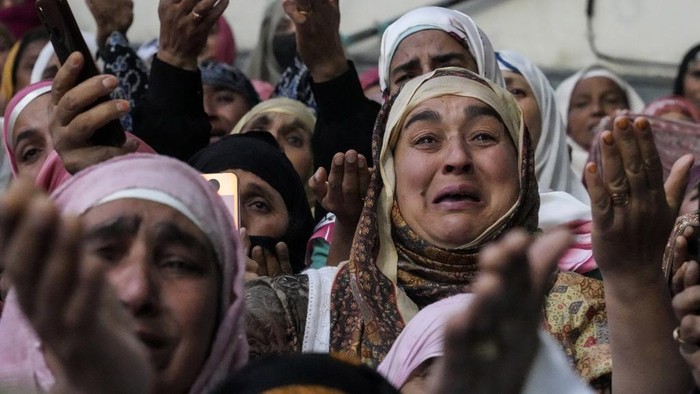 India Kashmir Festival Kashmiri Muslim devotees pray as a priest displays a relic marking the 'urs', or death anniversary of the Sufi saint Sheikh Syed Abdul Qadir outside his shrine in Srinagar, Indian controlled Kashmir, Tuesday, Oct. 15, 2024. (AP Photo/Mukhtar Khan)