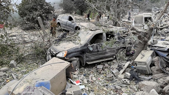 Israel Bombardir Lebanon, Jumlah Korban Tewas Meningkat Jadi 2.309 Jiwa Lebanese army soldier stands near destroyed vehicles at a site damaged by an Israeli air strike in the Christian-majority region of Aitou in north Lebanon, the Lebanese health ministry said, October 14, 2024. REUTERS/Omar Ibrahim TPX IMAGES OF THE DAY