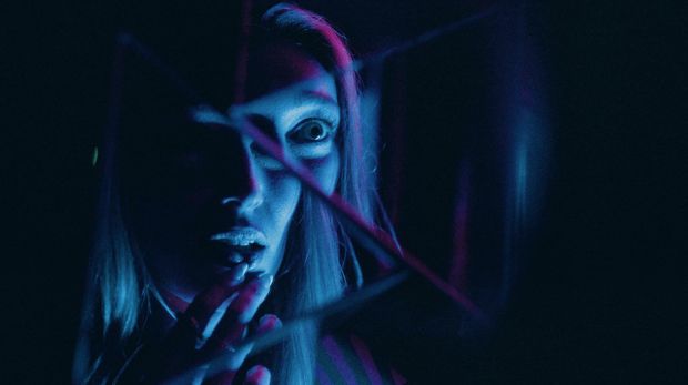 Cuplikan adegan dalam film It's What Inside (2024).