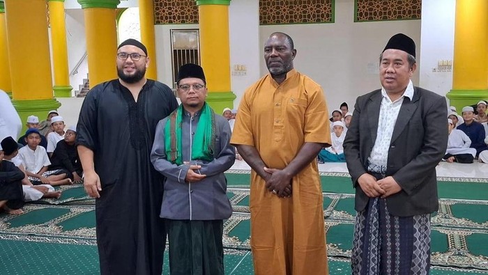 Jacksen F Tiago memutuskan jadi mualaf