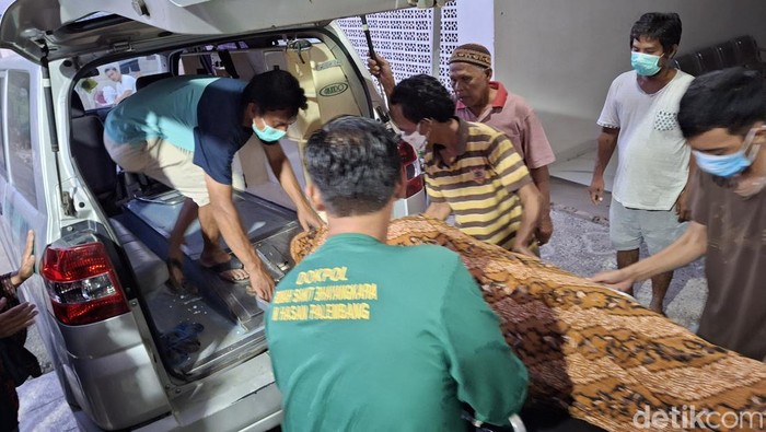 Jenazah korban hendak dibawa ke rumah duka di Gelumbang
