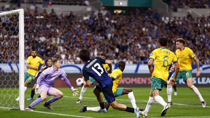 Soccer Football - World Cup - Asian Qualifiers - Third Round - Group C - Japan v Australia - Saitama Stadium 2002, Saitama, Japan - October 15, 2024  Japans Keito Nakamura in action as Australias Cameron Burgess scores an own goal and Japans first REUTERS/Issei Kato