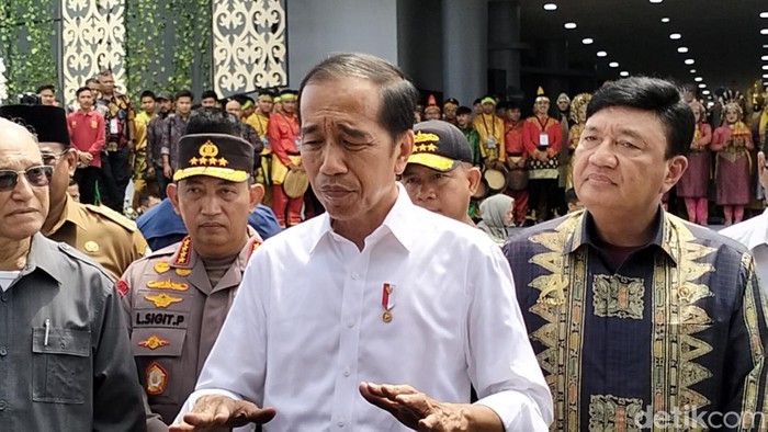 Jokowi usai meresmikan Gedung Aneuk Muda Aceh Unggul Hebat (AMANAH) di Kawasan Industri Aceh (KIA) Ladong, Aceh Besar, Selasa (15/10/2024). (Agus Setyadi/detikSumut)