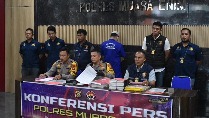 Kades di Muara Enim yang korupsi anggaran dana desa dihadirkan dalam ungkap kasus.