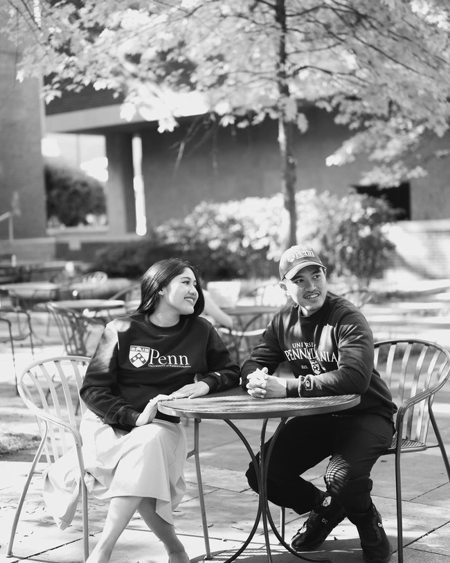 Kaesang Pangarep, yang juga menjabat sebagai Ketua Umum PSI, mengumumkan kelahiran putri pertamanya bersama Erina Gudono. Kaesang mengatakan anaknya diberi nama Bebingah Sang Tansahayu. Alhamdulillah semuanya sehat dan kami juga sudah memberikan nama, namanya Bebingah Sang Tansahayu, ucap Kaesang di RSU Bunda Jakarta Menteng, Selasa (15/10/2024). (Foto: instagram Kaesang dan Erina Gudono)