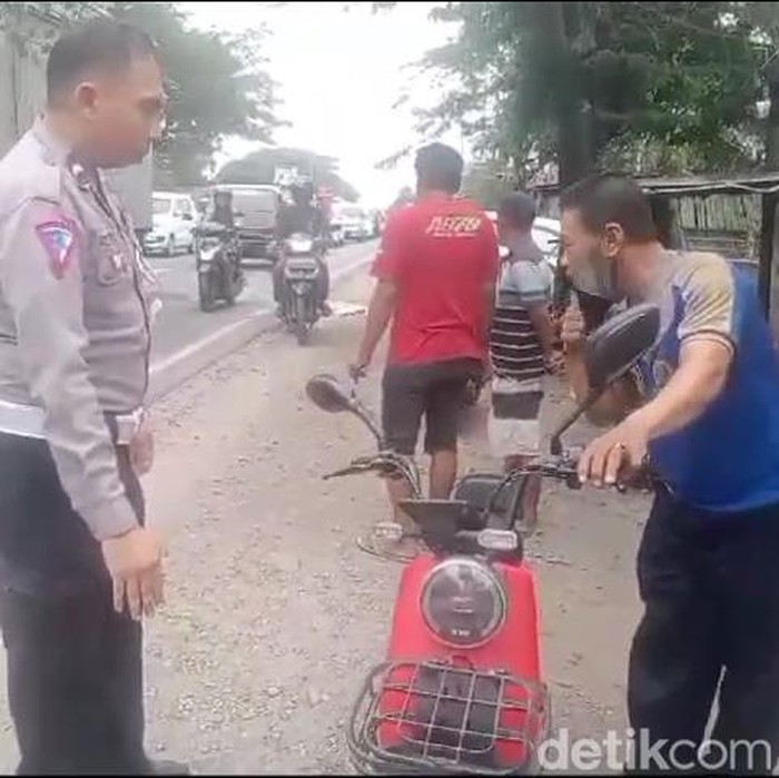 Kakek di Lamongan Tewas Terlindas Truk Trailer usai jatuh dari sepeda listrik