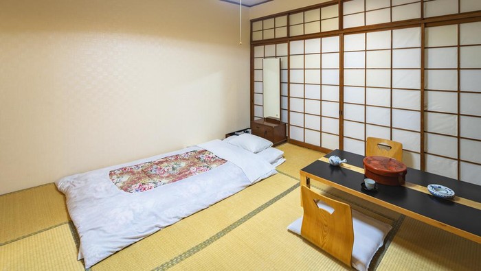 Kamar Tidur Bergaya Jepang dengan Kasur Futon dan Tikar Tatami