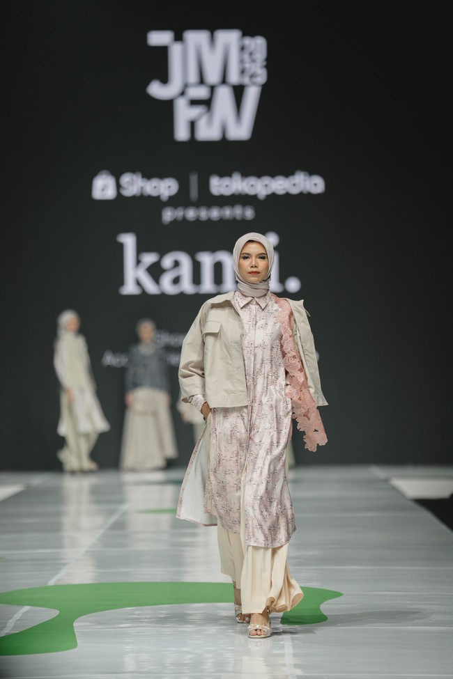 Fashion show koleksi terbaru busana muslim Kami. di JMFW (Jakarta Muslim Fashion Week) 2025. Bertempat di ICE BSD Tanggerang. Foto: Dok. Kami.