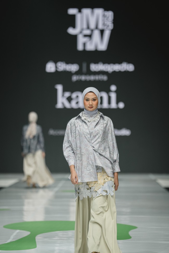Fashion show koleksi terbaru busana muslim Kami. di JMFW (Jakarta Muslim Fashion Week) 2025. Bertempat di ICE BSD Tanggerang. Foto: Dok. Kami.