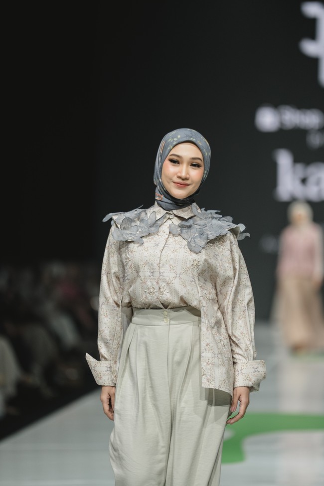 Fashion show koleksi terbaru busana muslim Kami. di JMFW (Jakarta Muslim Fashion Week) 2025. Bertempat di ICE BSD Tanggerang. Foto: Dok. Kami.