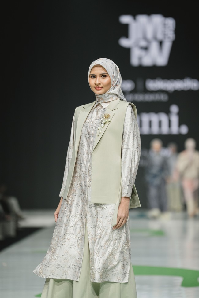 Fashion show koleksi terbaru busana muslim Kami. di JMFW (Jakarta Muslim Fashion Week) 2025. Bertempat di ICE BSD Tanggerang. Foto: Dok. Kami.