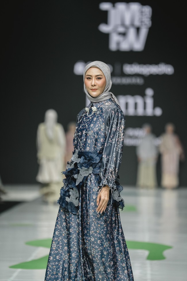 Fashion show koleksi terbaru busana muslim Kami. di JMFW (Jakarta Muslim Fashion Week) 2025. Bertempat di ICE BSD Tanggerang. Foto: Dok. Kami.