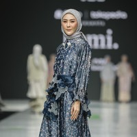 Fashion show koleksi terbaru busana muslim Kami. di JMFW (Jakarta Muslim Fashion Week) 2025. Bertempat di ICE BSD Tanggerang. Foto: Dok. Kami.