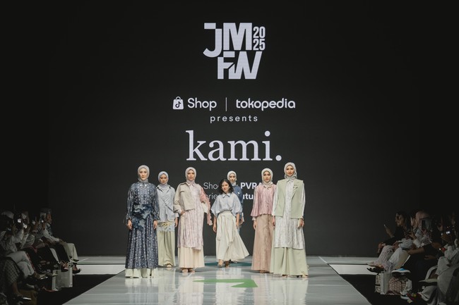 Fashion show koleksi terbaru busana muslim Kami. di JMFW (Jakarta Muslim Fashion Week) 2025. Bertempat di ICE BSD Tanggerang. Foto: Dok. Kami.