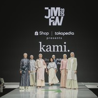 Fashion show koleksi terbaru busana muslim Kami. di JMFW (Jakarta Muslim Fashion Week) 2025. Bertempat di ICE BSD Tanggerang. Foto: Dok. Kami.