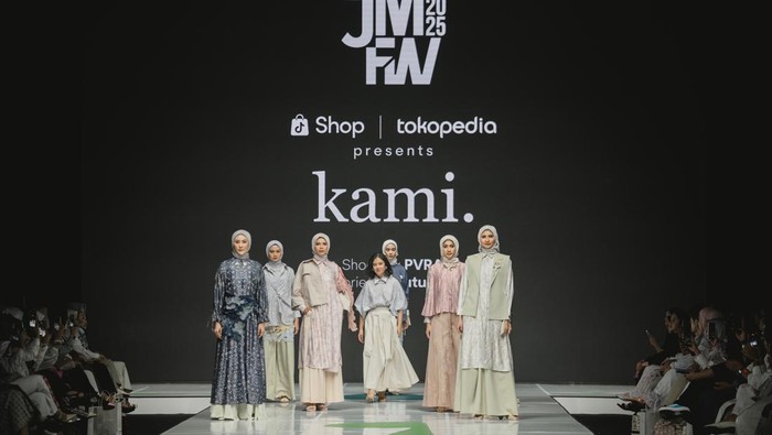 Kami. menampilkan koleksi terbarunya di Jakarta Muslim Fashion Week (JMFW) 2025 pada hari Sabtu, 10 Oktober 2024 di Indonesia Convention Exhibition (ICE), BSD City.