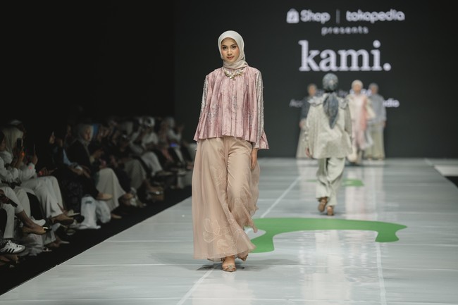 Fashion show koleksi terbaru busana muslim Kami. di JMFW (Jakarta Muslim Fashion Week) 2025. Bertempat di ICE BSD Tanggerang. Foto: Dok. Kami.
