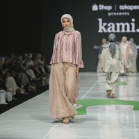 Fashion show koleksi terbaru busana muslim Kami. di JMFW (Jakarta Muslim Fashion Week) 2025. Bertempat di ICE BSD Tanggerang. Foto: Dok. Kami.